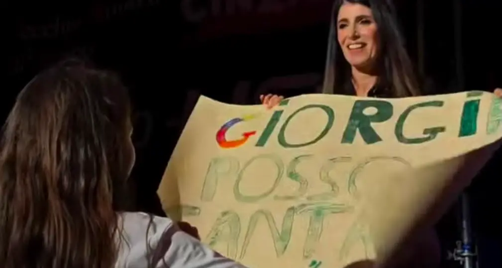 «Posso cantare “La cura per me”?»: Giorgia ferma il concerto a Roccella e realizza il sogno della piccola Francesca\n