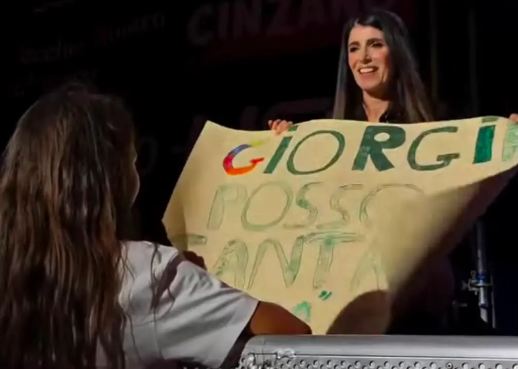 «Posso cantare “La cura per me”?»: Giorgia ferma il concerto a Roccella e realizza il sogno della piccola Francesca\n