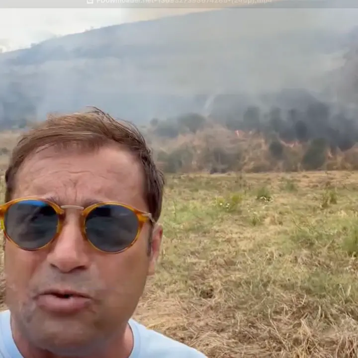 Bisignano, rogo doloso vicino al cimitero. Il sindaco: «Vigliacchi, vi prenderemo» | VIDEO\n