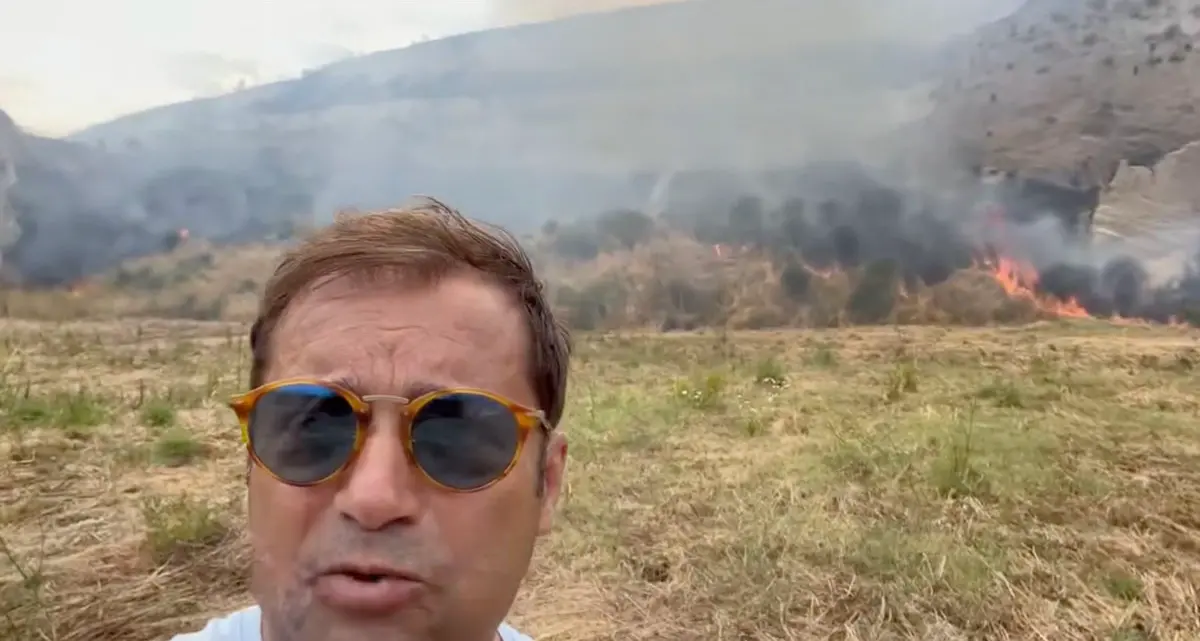 Bisignano, rogo doloso vicino al cimitero. Il sindaco: «Vigliacchi, vi prenderemo» | VIDEO\n