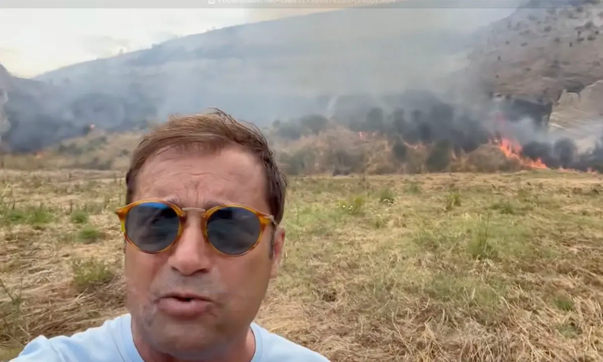 Bisignano, rogo doloso vicino al cimitero. Il sindaco: «Vigliacchi, vi prenderemo» | VIDEO\n