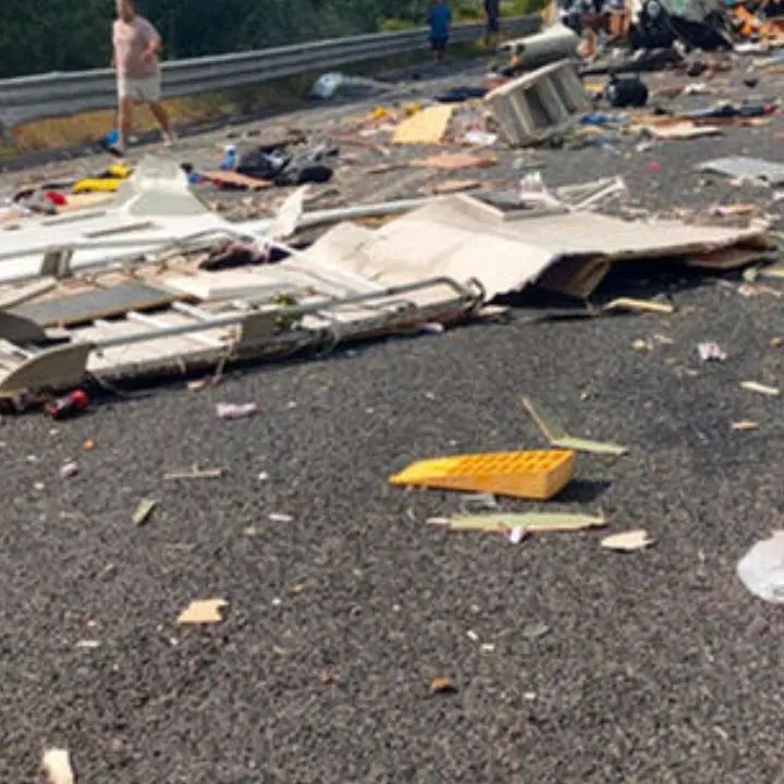 Strage sulla Terni-Rieti, cinque morti e 27 feriti nello scontro tra autobus e camper\n