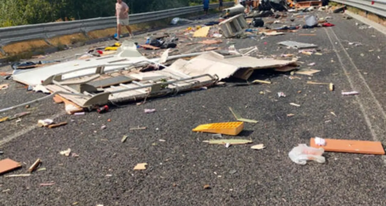 <p><span style=\"color:hsl(0, 75%, 60%);\">Strage sulla Terni-Rieti</span>, cinque morti e 27 feriti nello scontro tra autobus e camper</p>