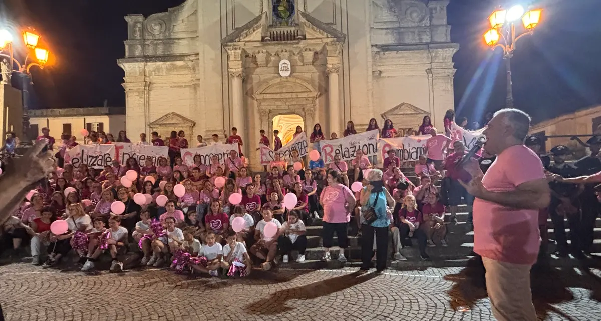 Marcia Rosa a Oppido Mamertina, un’intera comunità in cammino per la Prevenzione e la Solidarietà\n