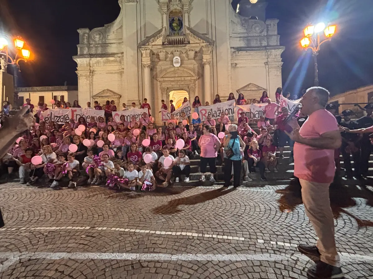 Marcia Rosa a Oppido Mamertina, un’intera comunità in cammino per la Prevenzione e la Solidarietà\n