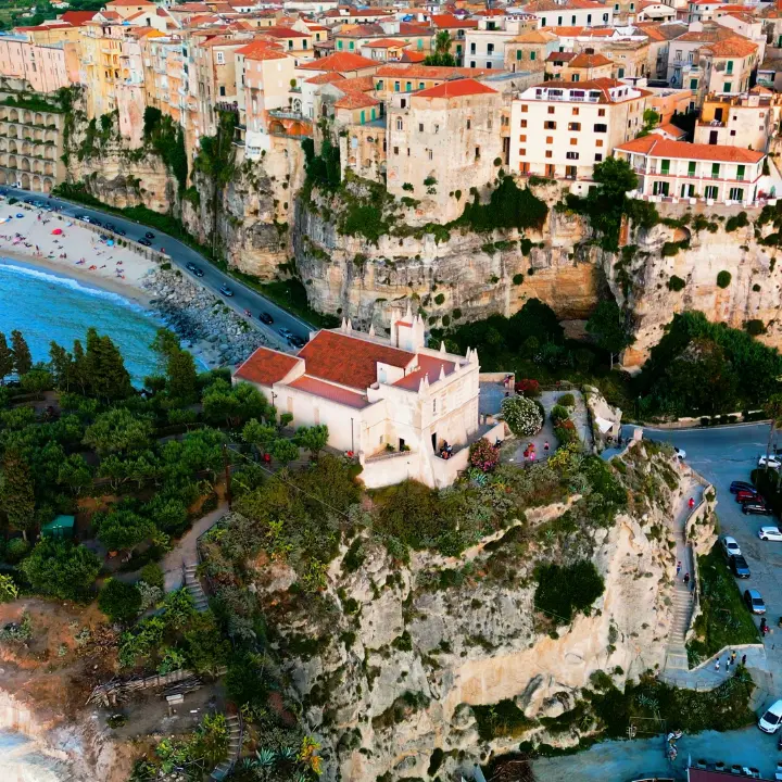 Ok le presenze ma quanto spende chi viene a Tropea? Avviato progetto pilota per misurare l’impatto economico del turismo sul territorio\n