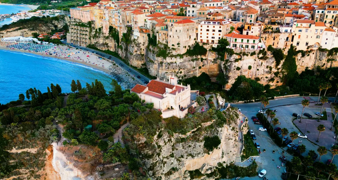 <p>Ok le presenze ma quanto spende chi viene a Tropea? Avviato progetto pilota per misurare l’impatto economico del turismo sul territorio</p>