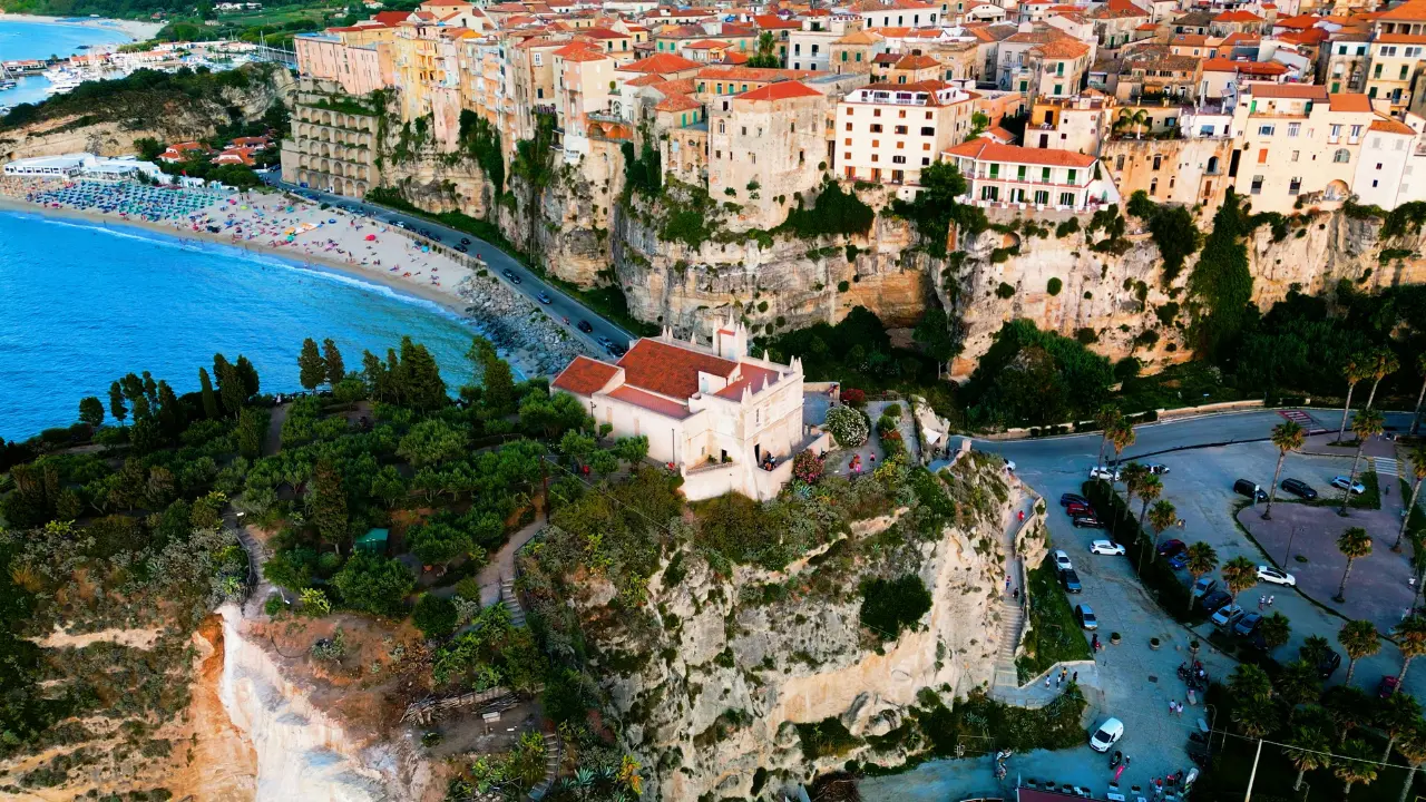 Ok le presenze ma quanto spende chi viene a Tropea? Avviato progetto pilota per misurare l’impatto economico del turismo sul territorio\n