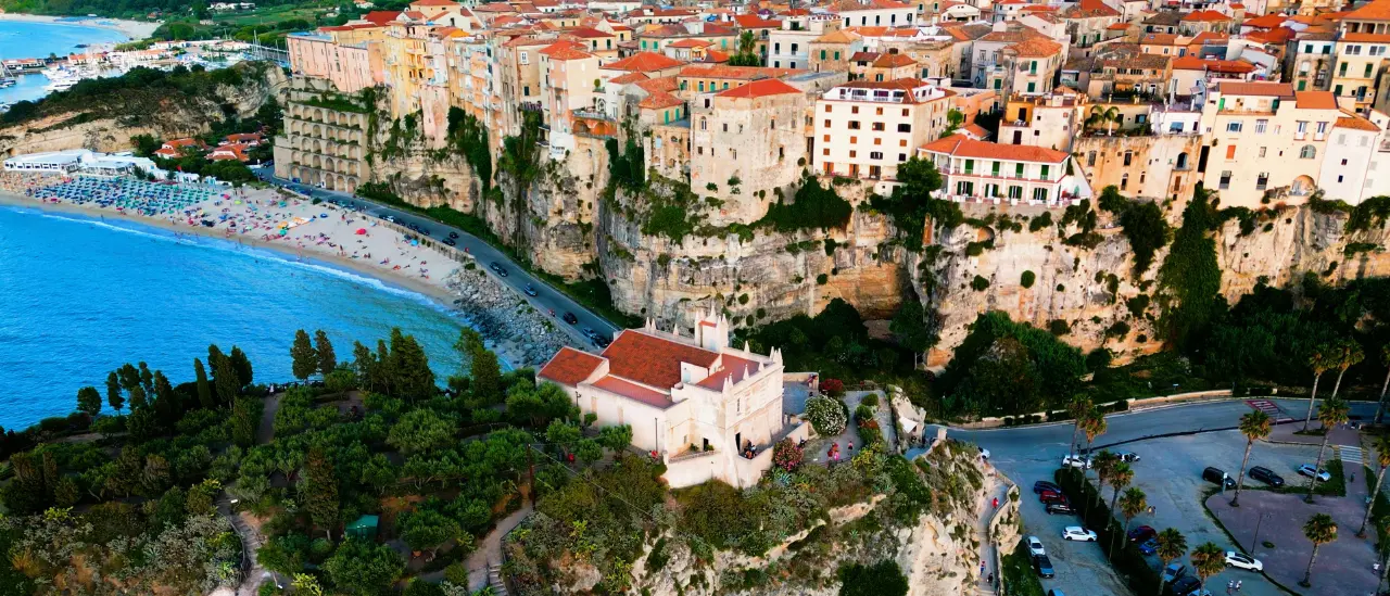 Ok le presenze ma quanto spende chi viene a Tropea? Avviato progetto pilota per misurare l’impatto economico del turismo sul territorio\n