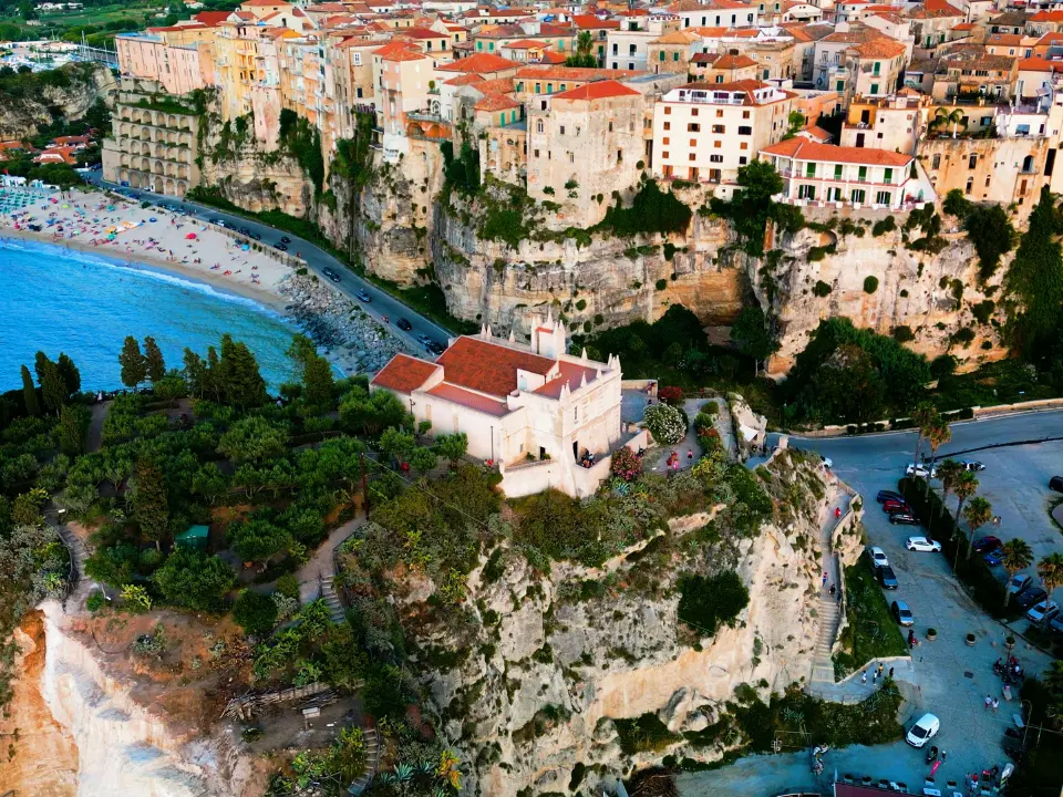 Ok le presenze ma quanto spende chi viene a Tropea? Avviato progetto pilota per misurare l’impatto economico del turismo sul territorio