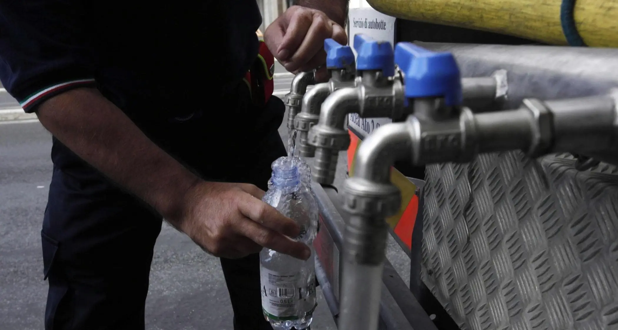 La grande sete del Tirreno cosentino: residenti e turisti in fila davanti alle autobotti\n