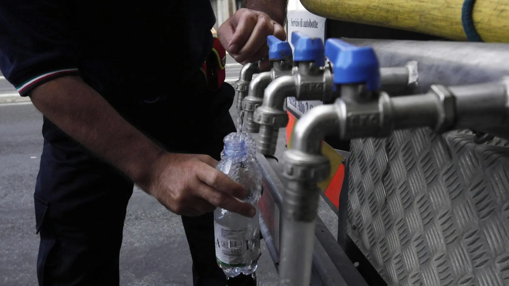 La grande sete del Tirreno cosentino: residenti e turisti in fila davanti alle autobotti\n