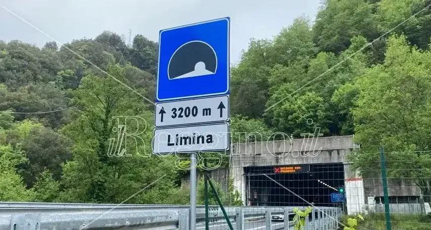 Paura nella notte sulla Jonio-Tirreno: auto si ribalta nella galleria Limina. Tre feriti gravi\n