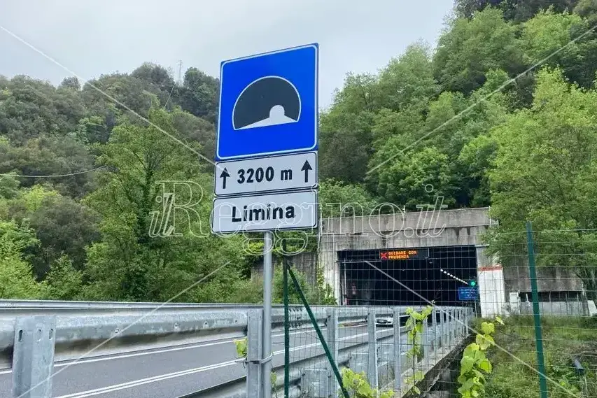 Paura nella notte sulla Jonio-Tirreno: auto si ribalta nella galleria Limina. Tre feriti gravi\n