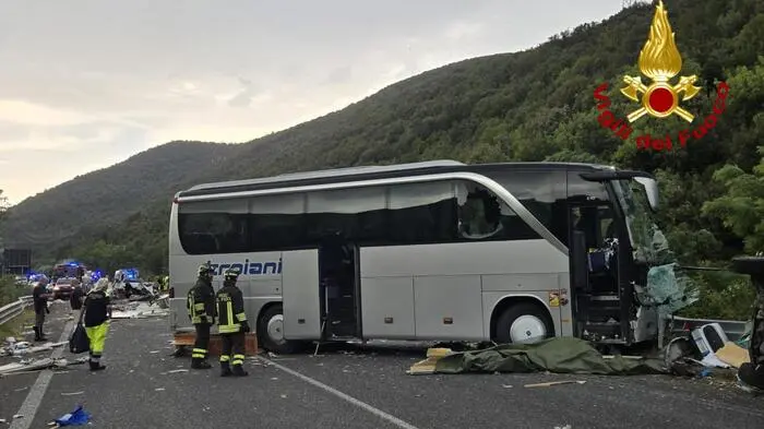 Il grave incidente stradale avvenuto lungo la superstrada Terni-Rieti in localit\\u00E0 Colli sul Velino, in territorio laziale al confine con l\\'Umbria, 2 agosto 2026 L\\'incidente ha coinvolto un autobus, due vetture e un camper. ANSA /ufficio stampa Vigili del fuoco +++ UFFICIO STAMPA +++ FOTO NON IN VENDITA - DA USARE SOLO PER FINI GIORNALISTICI +++ NPK +++ , ANSA