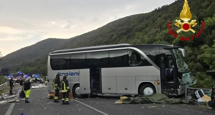 Tragedia sulla Terni-Rieti, sei morti e 34 feriti in uno scontro\n