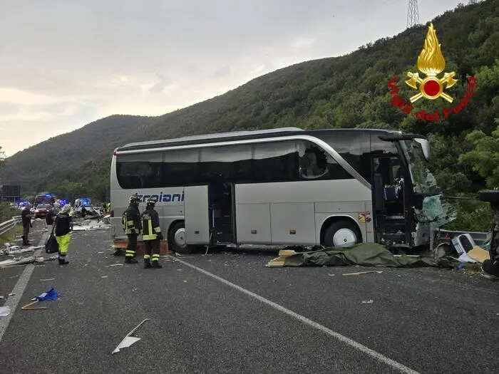 Tragedia sulla Terni-Rieti, sei morti e 34 feriti in uno scontro\n