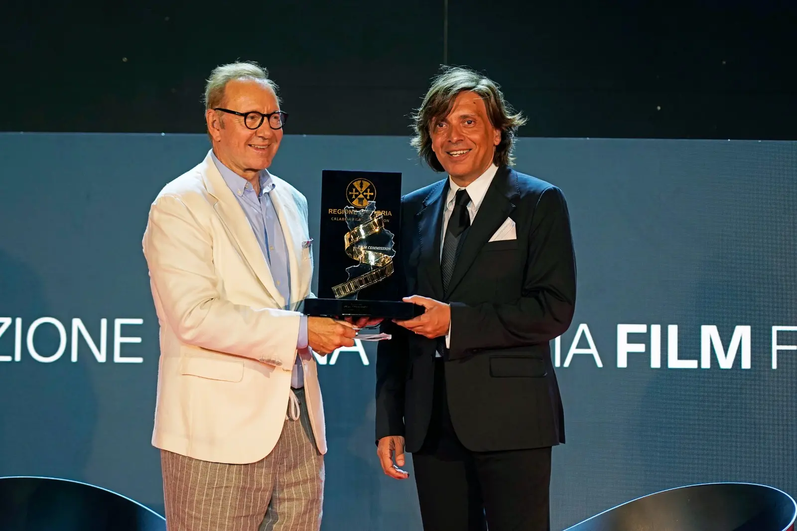 Kevin Spacey riceve il Premio della Calabria Film Commission al Magna Graecia Film Festival. Riconoscimento anche a Isabella Ferrari\n