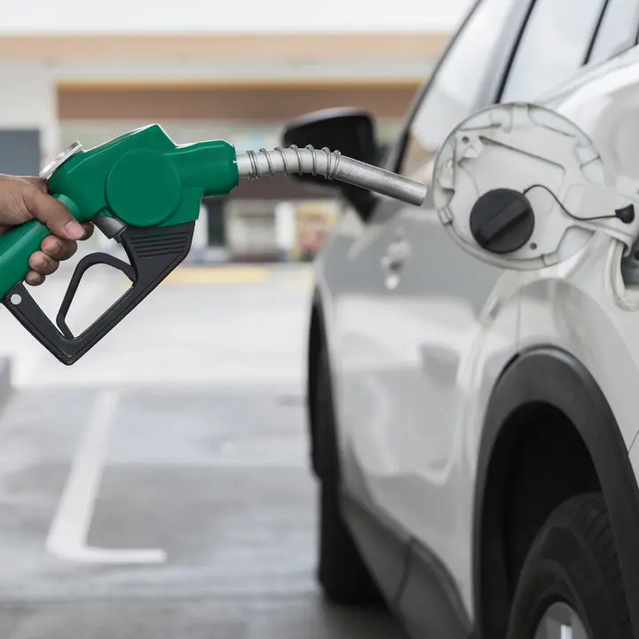 <p>Caro benzina, la rabbia dei calabresi: «15 euro per 7 litri e mezzo. Non ce la facciamo più»</p>
