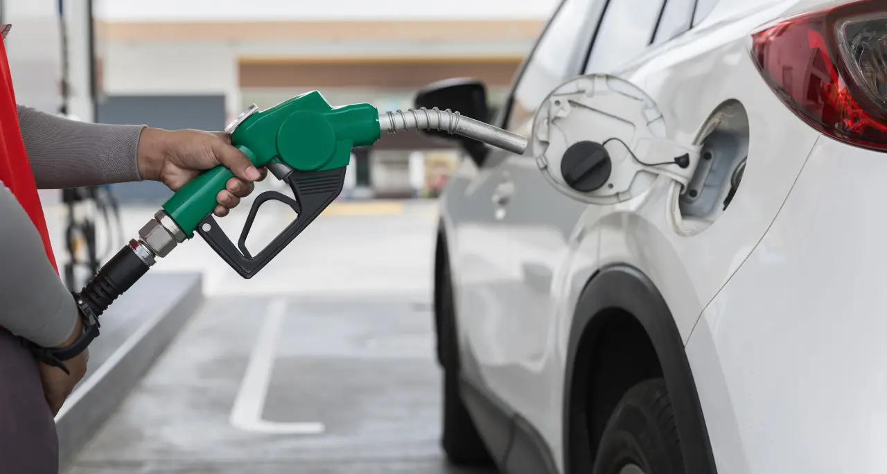 <p>Caro benzina, la rabbia dei calabresi: «15 euro per 7 litri e mezzo. Non ce la facciamo più»</p>