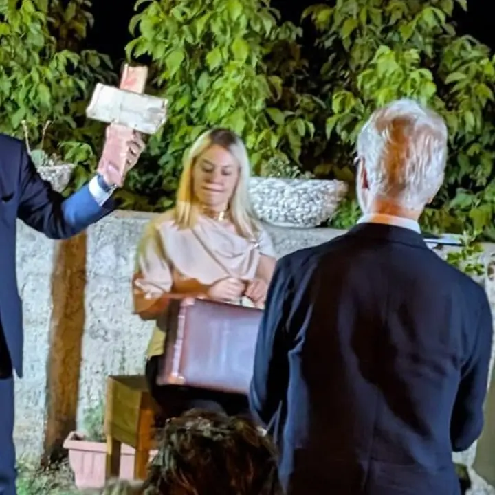 Dai resti della Summer Love una croce in legno simbolo di umanità e speranza\n