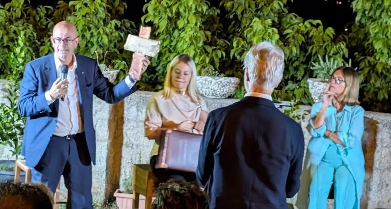 Dai resti della Summer Love una croce in legno simbolo di umanità e speranza\n