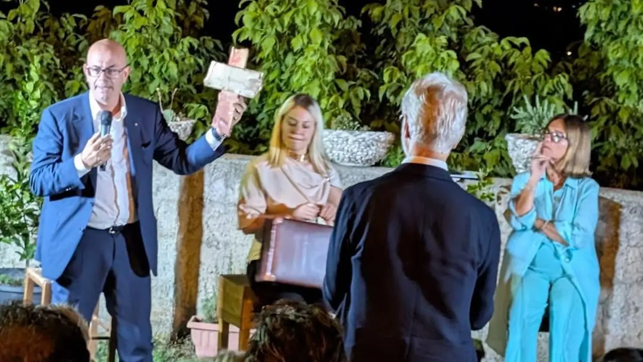 Dai resti della Summer Love una croce in legno simbolo di umanità e speranza\n