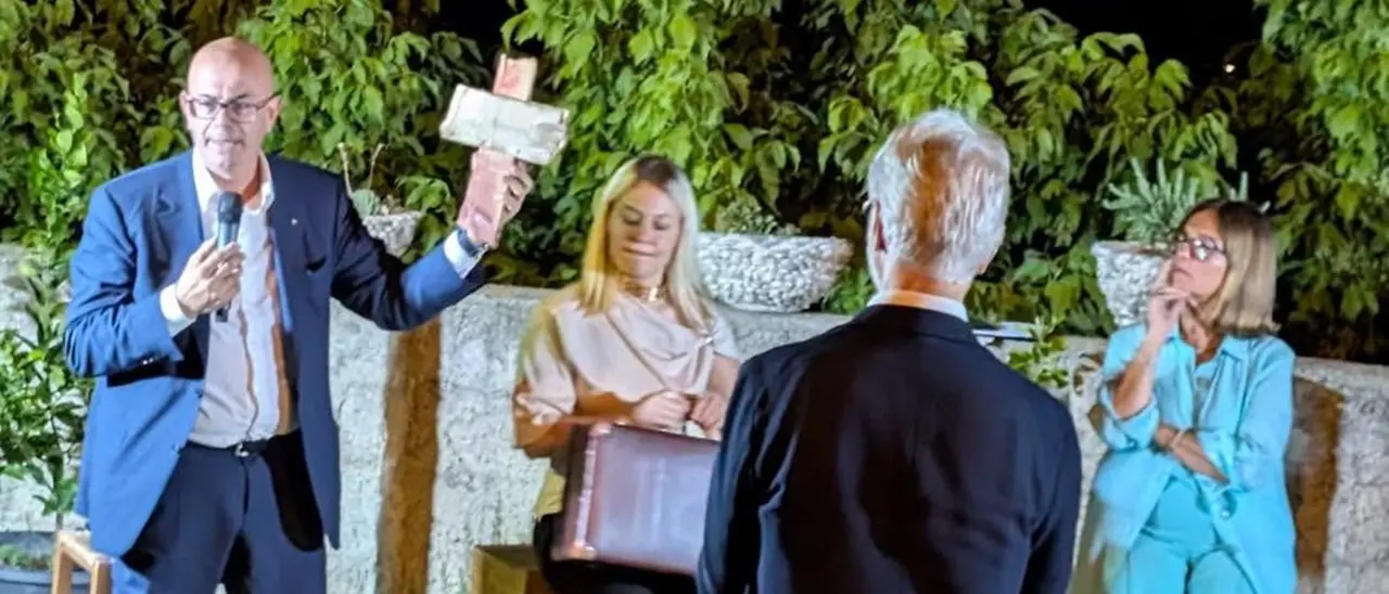 Dai resti della Summer Love una croce in legno simbolo di umanità e speranza\n