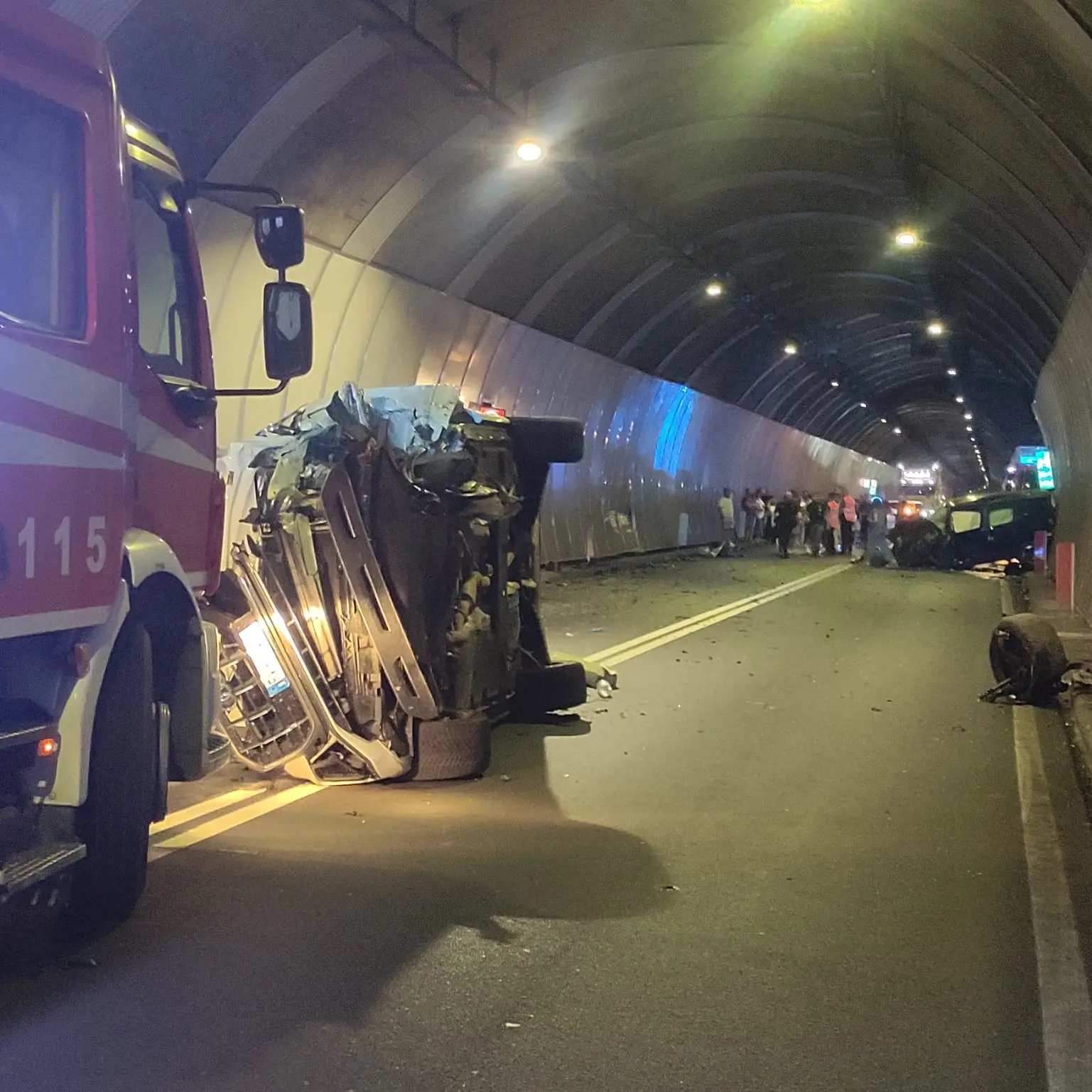 Paura nella notte sulla Jonio-Tirreno: auto si ribalta nella galleria Limina. Tre feriti gravi\n