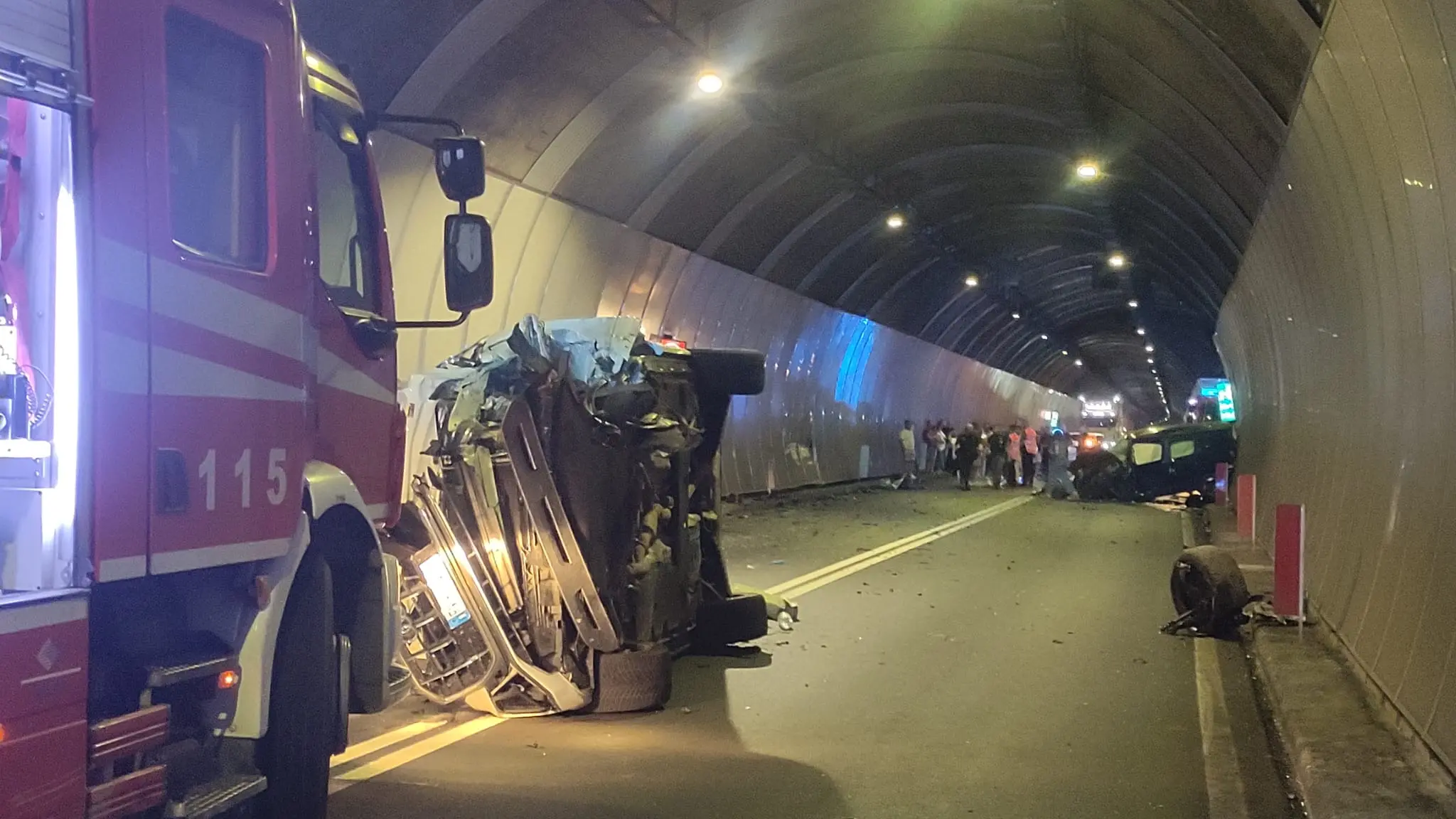Paura nella notte sulla Jonio-Tirreno: auto si ribalta nella galleria Limina. Tre feriti gravi\n