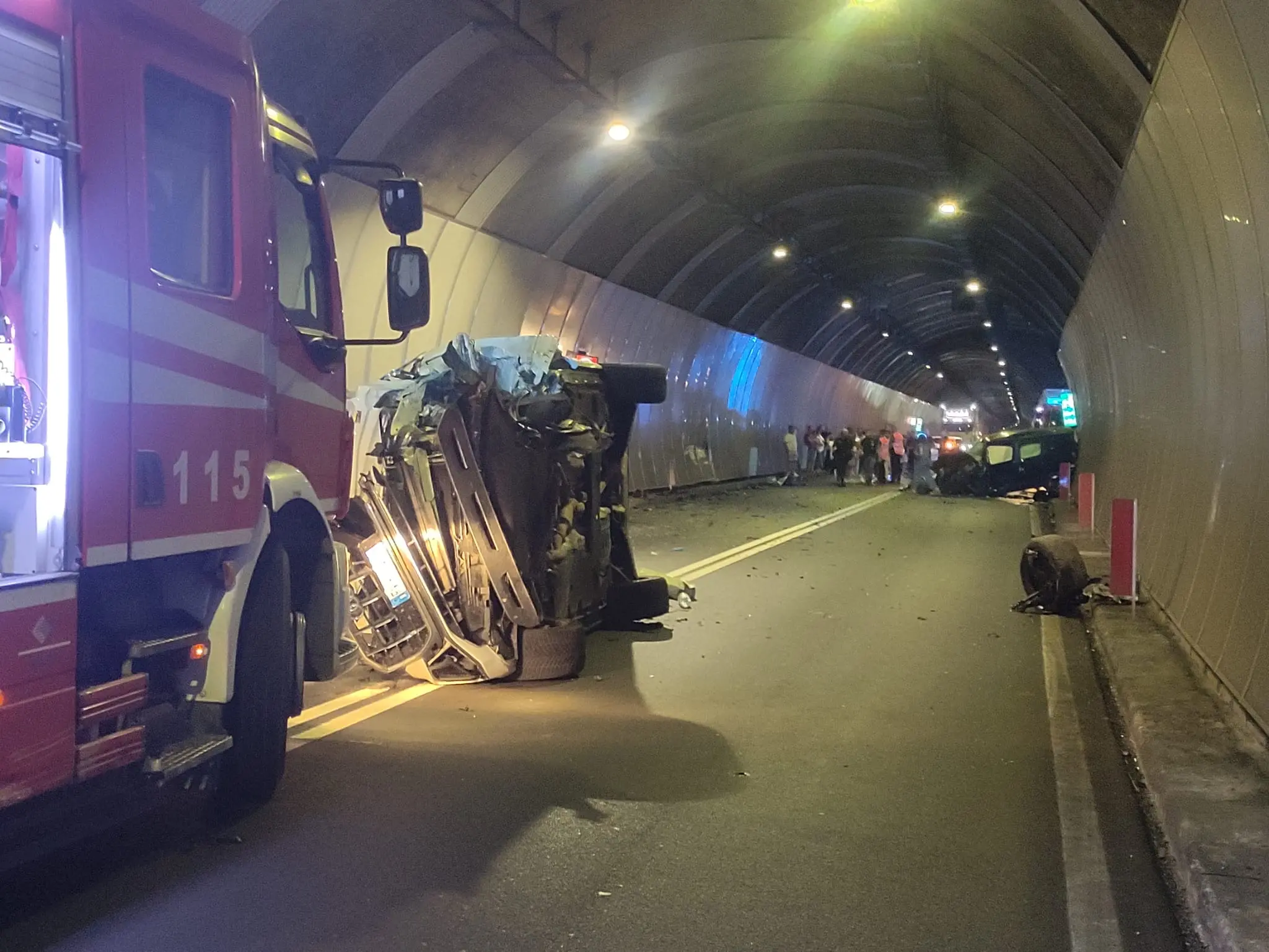 <p>Paura nella notte sulla Jonio-Tirreno: auto si ribalta dopo un frontale nella galleria Limina. Tre feriti gravi</p>