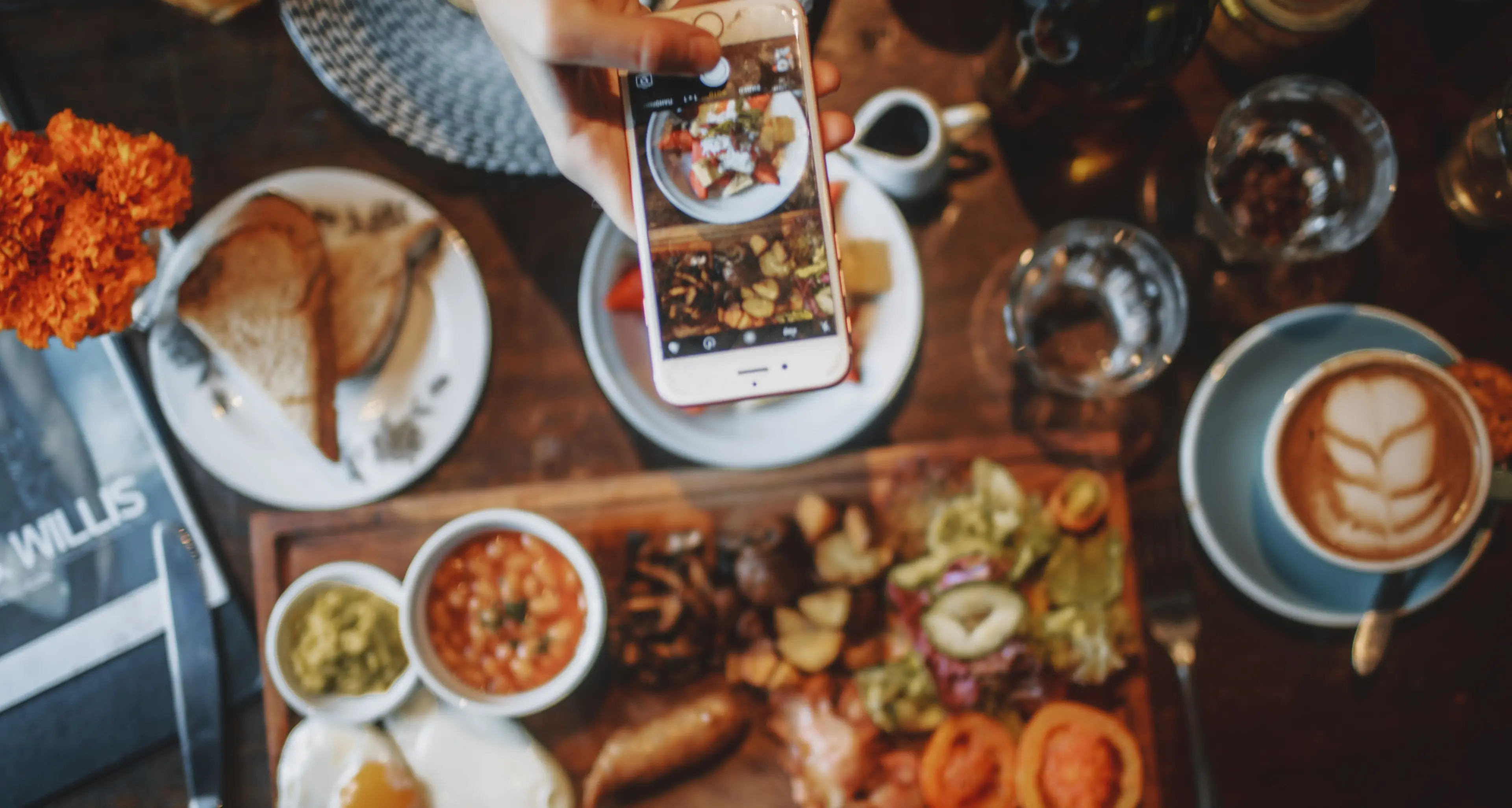 <p>Il rumore del cibo, dalla tavola allo schermo: così la cultura gastronomica è morta strangolata dagli algoritmi</p>