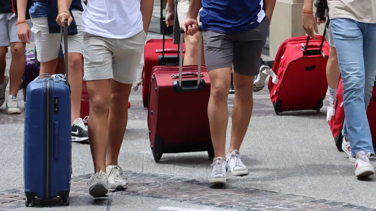 <p>Calabria, <span style=\"color:hsl(0, 75%, 60%);\">la fuga è inarrestabile</span>: Crotone prima in Italia per chi parte, Vibo per chi emigra all’estero</p>