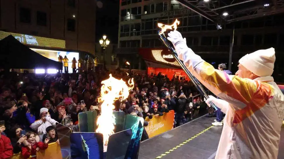 <p>La <span style=\"color:hsl(0, 75%, 60%);\">torcia Olimpica</span> torna a Catanzaro, e per sempre. L’omaggio della Fondazione Milano Cortina 2026 alla città per il contributo dato al viaggio della Fiamma</p>