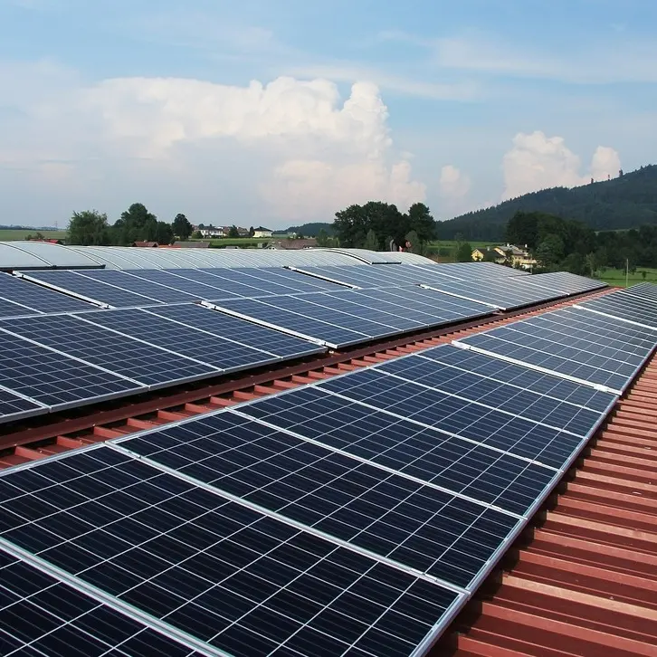 Fotovoltaico, la Calabria resta indietro: a Reggio il 92,6% dei tetti è ancora senza pannelli\n