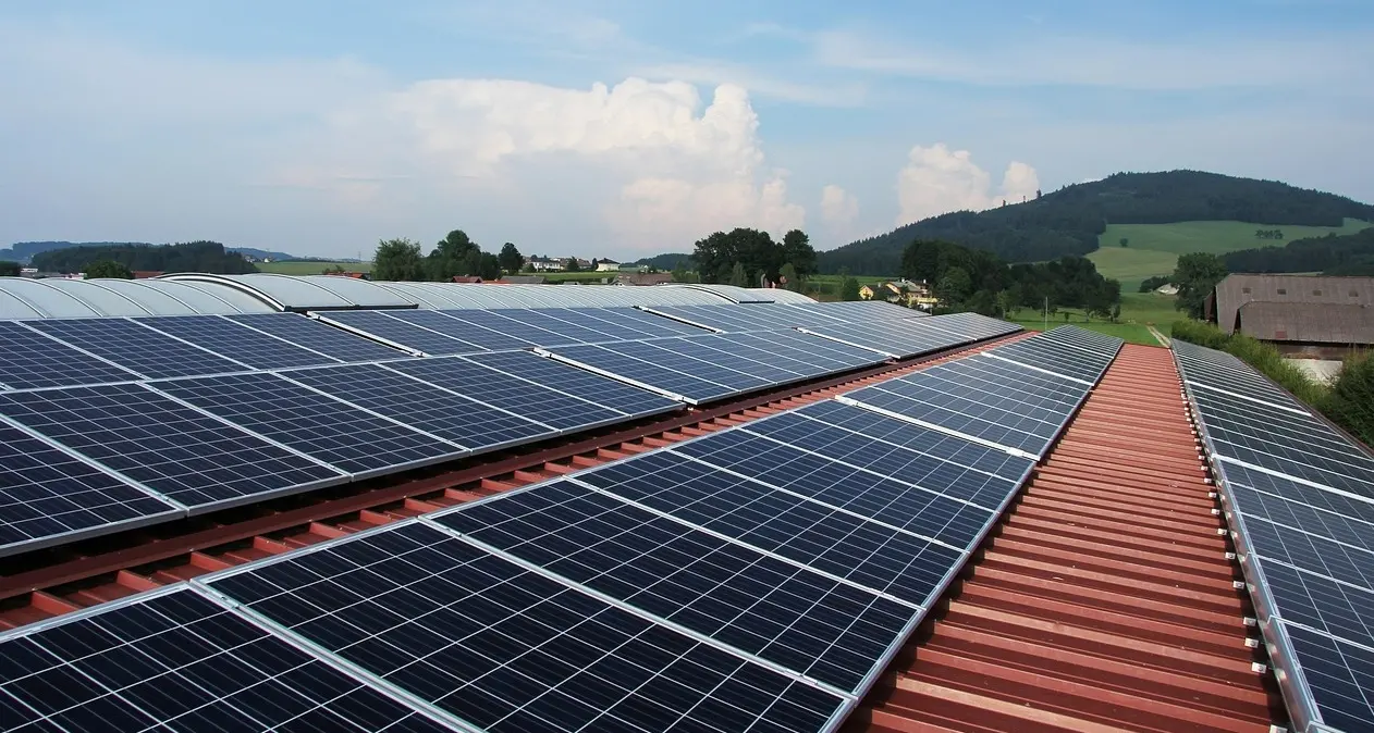 <p>Fotovoltaico, <span style=\"color:hsl(0, 75%, 60%);\">la Calabria resta indietro</span>: a Reggio il 92,6% dei tetti è ancora senza pannelli</p>