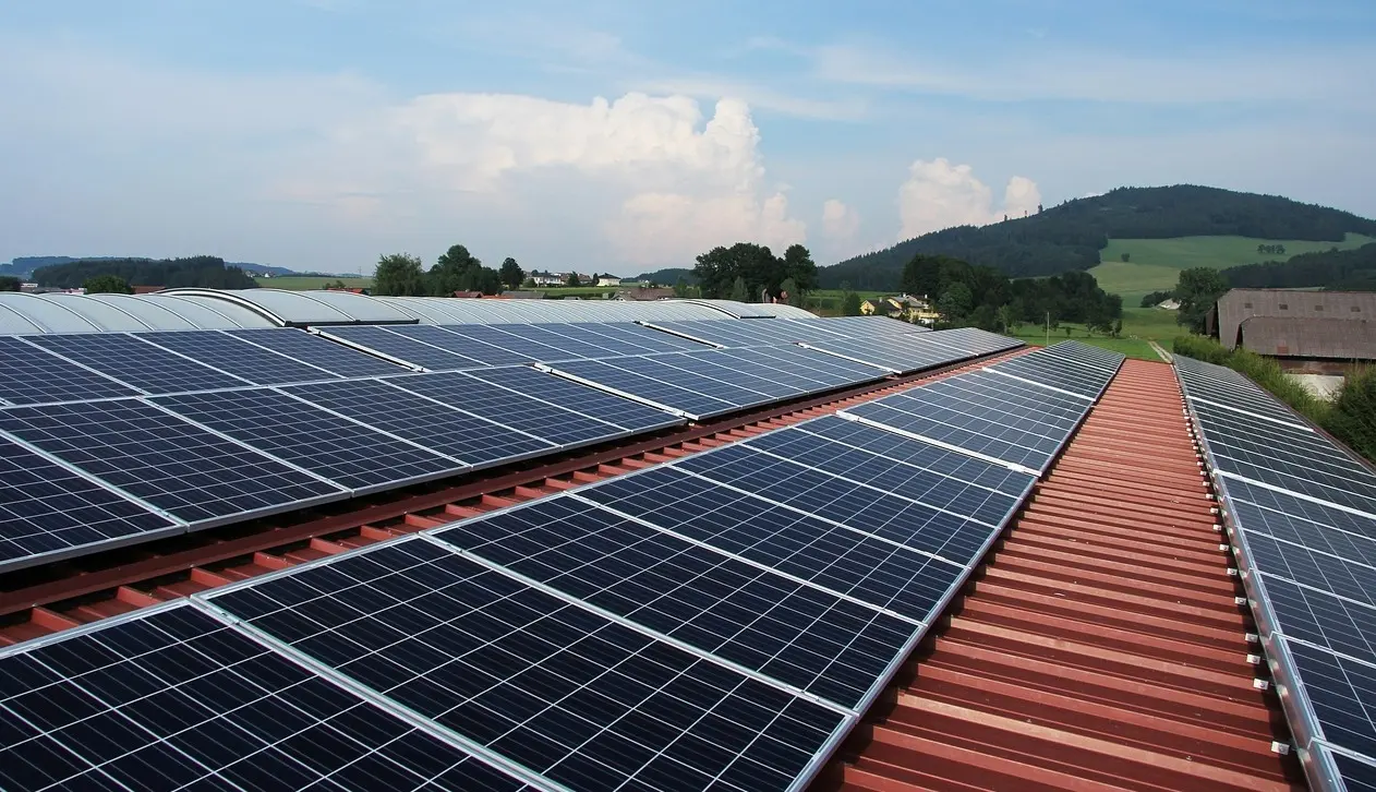 Fotovoltaico, la Calabria resta indietro: a Reggio il 92,6% dei tetti è ancora senza pannelli\n