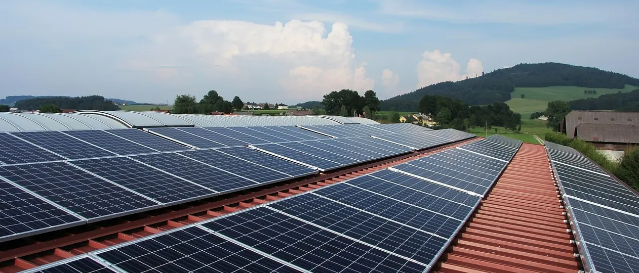 Fotovoltaico, la Calabria resta indietro: a Reggio il 92,6% dei tetti è ancora senza pannelli\n