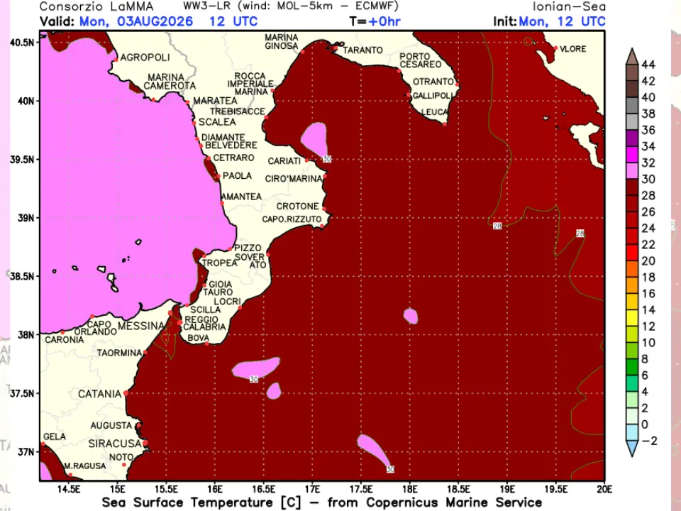 Meteo Cosenza, caldo asfissiante senza tregua. Notti tropicali, il mare bolle e raggiunge i 31 gradi