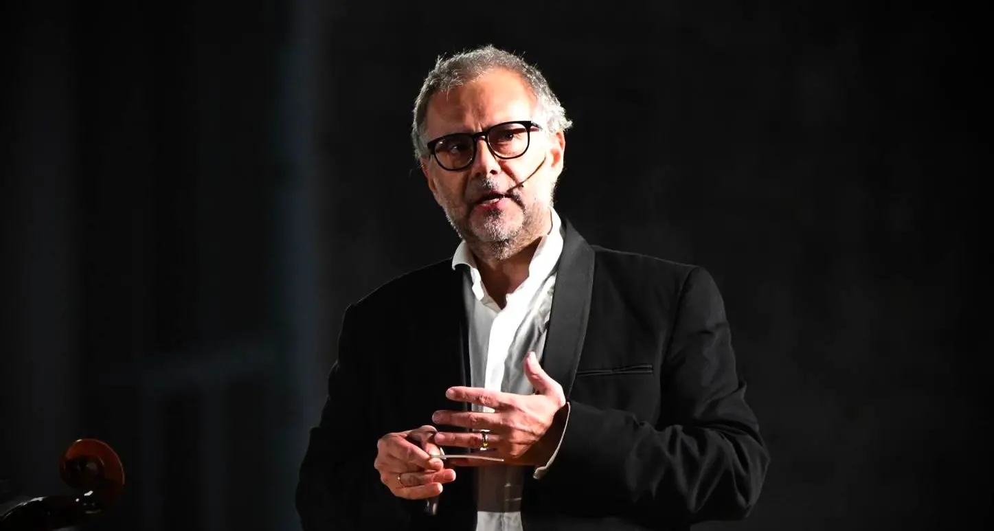 Musica e intelligenza artificiale, il maestro Perri: «La macchina può produrre suono, ma l’emozione resta umana»\n