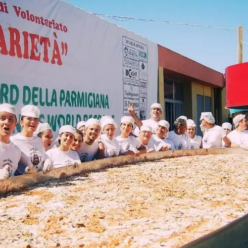 Reggio celebra la regina dell'estate: a Salice Calabro torna la Sagra della melanzana con una parmigiana da quasi 400 chili\n