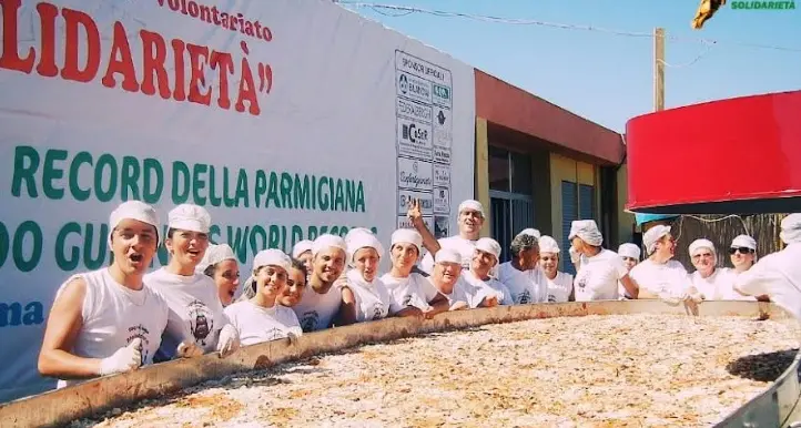 Reggio celebra la regina dell'estate: a Salice Calabro torna la Sagra della melanzana con una parmigiana da quasi 400 chili\n