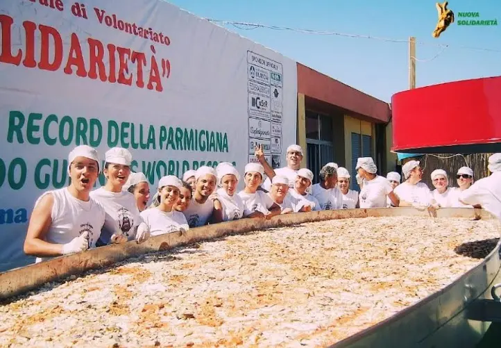 Reggio celebra la regina dell'estate: a Salice Calabro torna la Sagra della melanzana con una parmigiana da quasi 400 chili\n