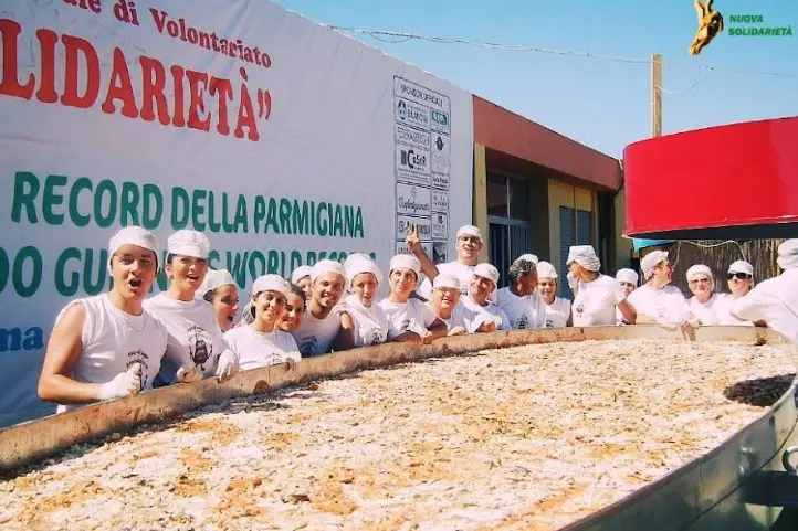 Reggio celebra la regina dell'estate: a Salice Calabro torna la Sagra della melanzana con una parmigiana da quasi 400 chili\n