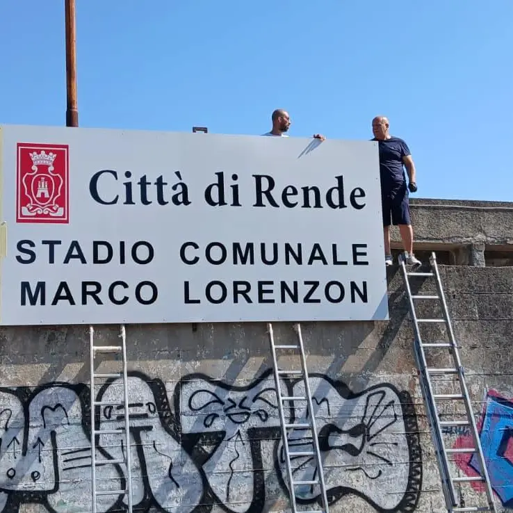 Rende, riposizionata la targa dedicata a Marco Lorenzon all’ingresso dello stadio\n