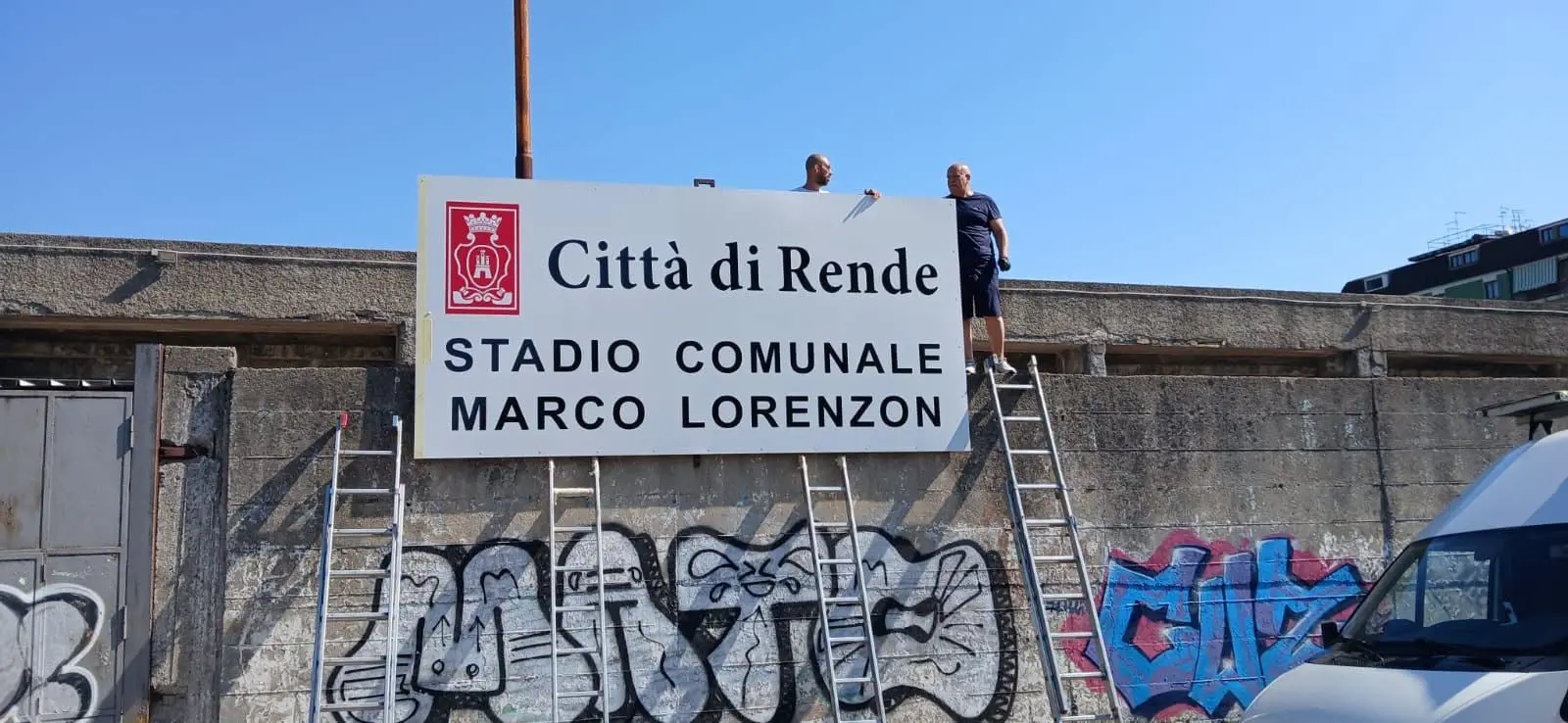 Rende, riposizionata la targa dedicata a Marco Lorenzon all’ingresso dello stadio\n