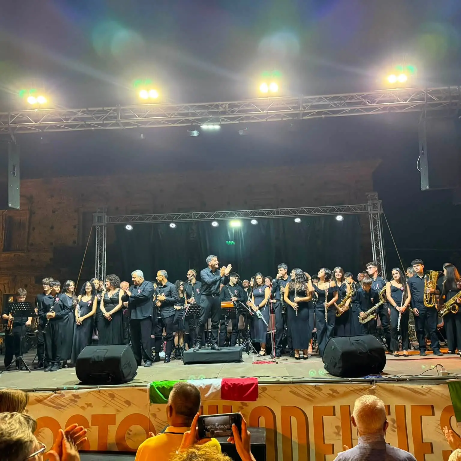 Filadelfia, Piazza Serrao si riempie per gli “Ottant’anni della Repubblica in musica”: applausi per il maestro Fulvio Creux\n