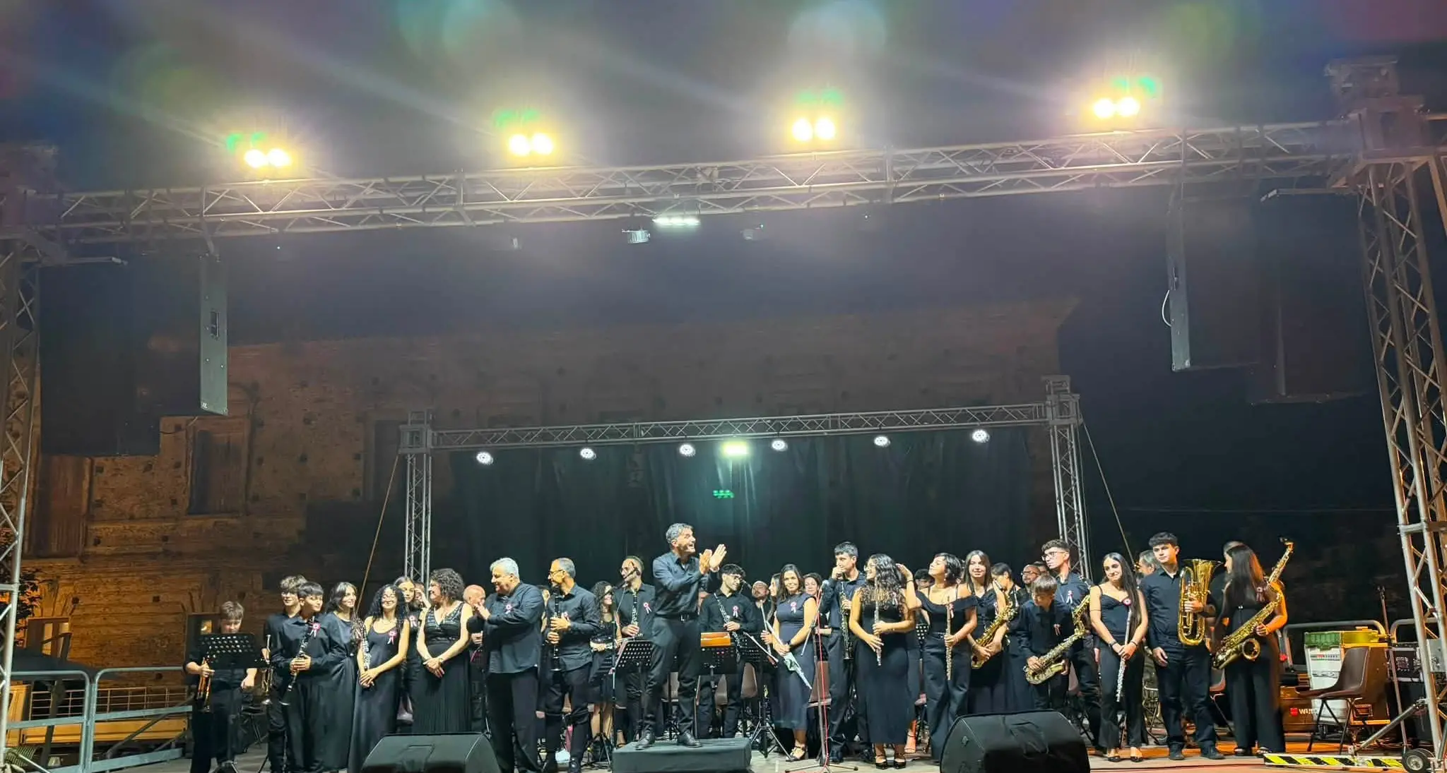 Filadelfia, Piazza Serrao si riempie per gli “Ottant’anni della Repubblica in musica”: applausi per il maestro Fulvio Creux\n