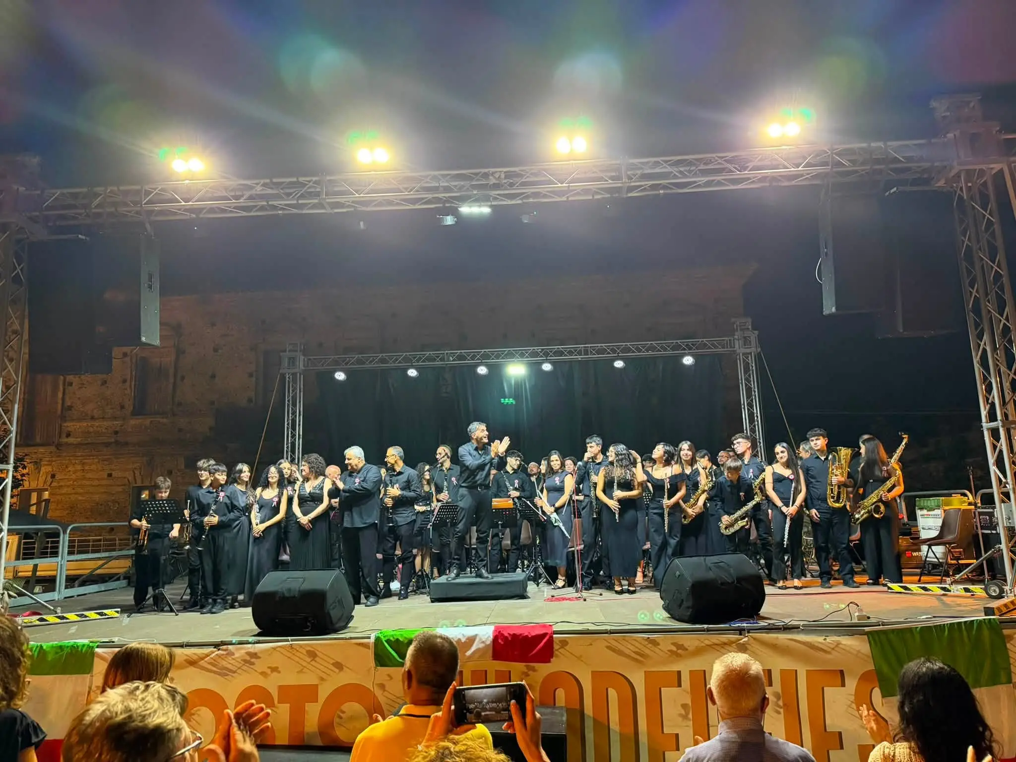 Filadelfia, Piazza Serrao si riempie per gli “Ottant’anni della Repubblica in musica”: applausi per il maestro Fulvio Creux\n