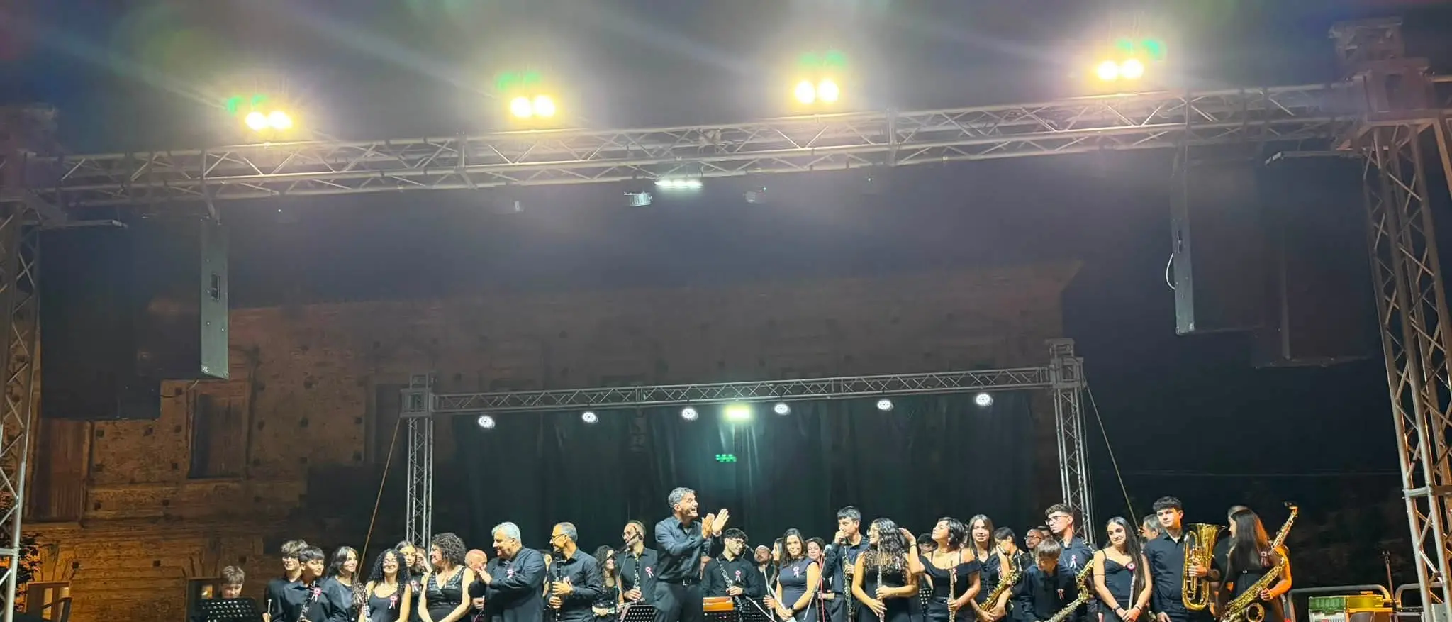 Filadelfia, Piazza Serrao si riempie per gli “Ottant’anni della Repubblica in musica”: applausi per il maestro Fulvio Creux\n